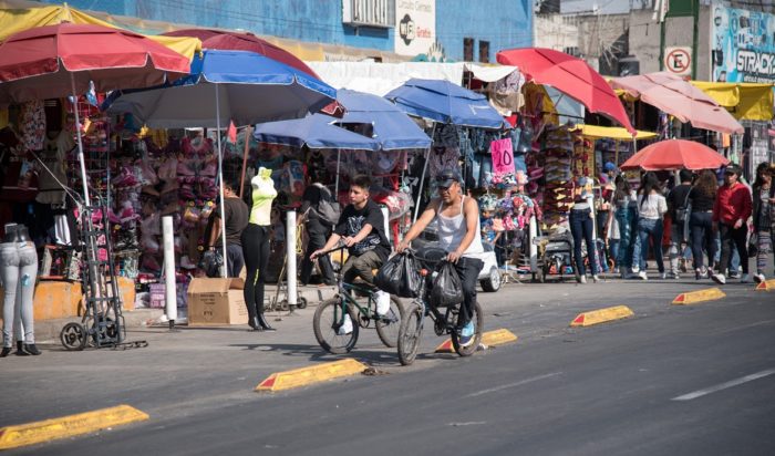 mercado y hombre en bicicleta