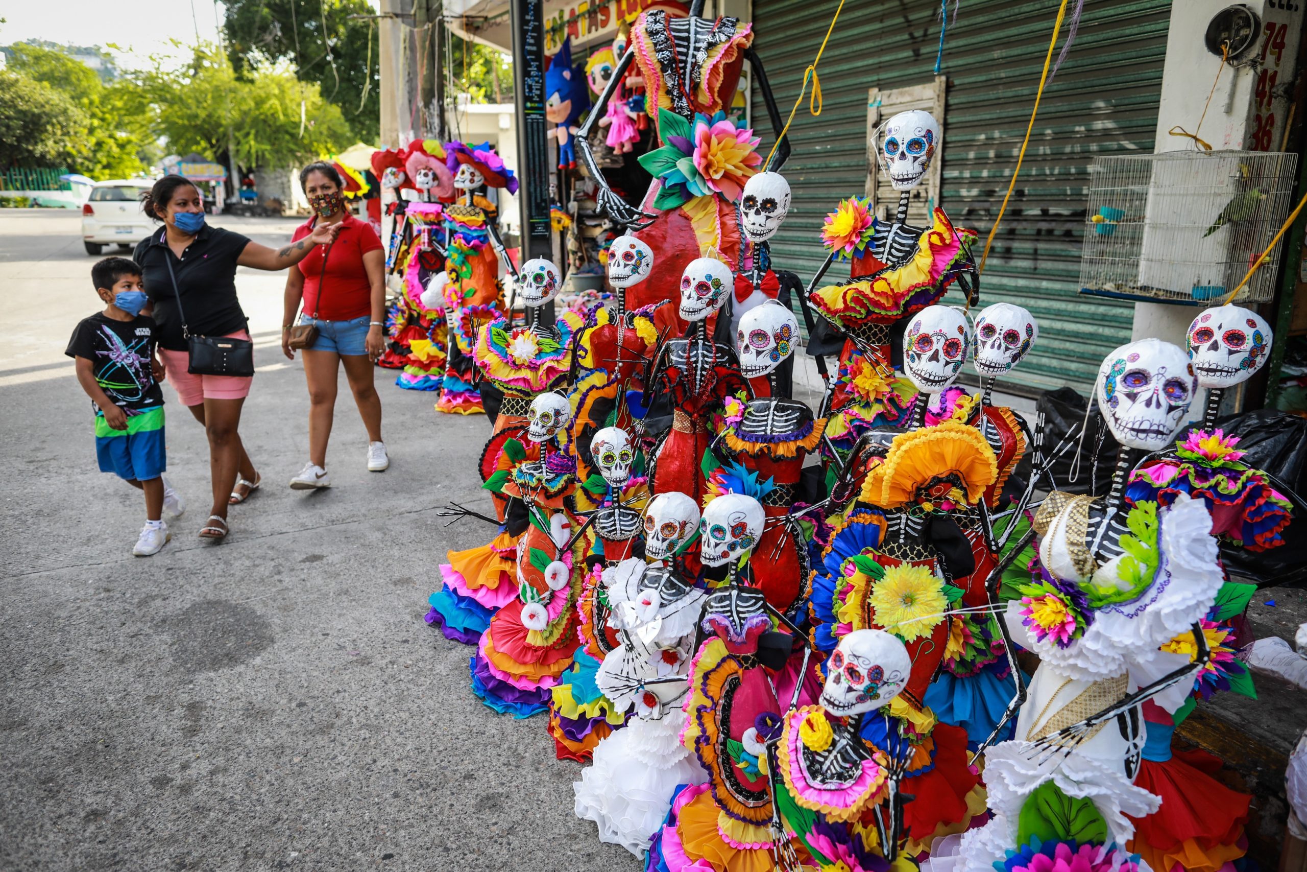 personas catrinas piñatas