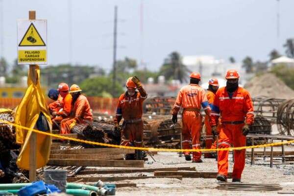 Por explotación laboral obreros de ICA Fluor paran labores en &#39;Dos Bocas&#39; | MVS Noticias