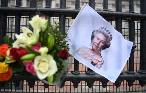 Homenajes a la reina Isabel II de Gran Bretaña frente al Palacio de Buckingham en Londres / EFE