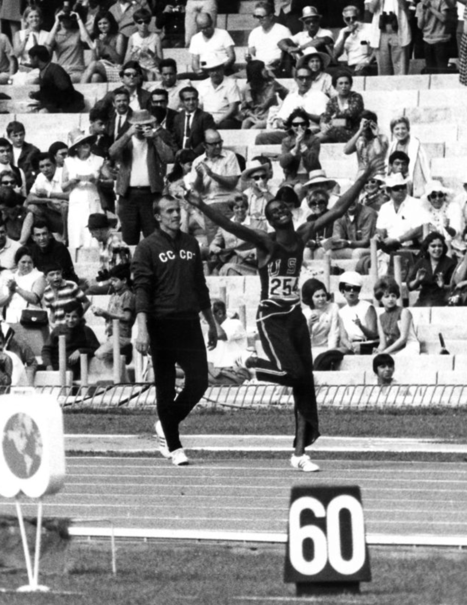 El atleta estadounidense Bob Beamon celebra el récord del mundo en salto de longitud que acaba de conseguir con 8,90 metros, en los Juegos Olimpicos de México. Foto EFE