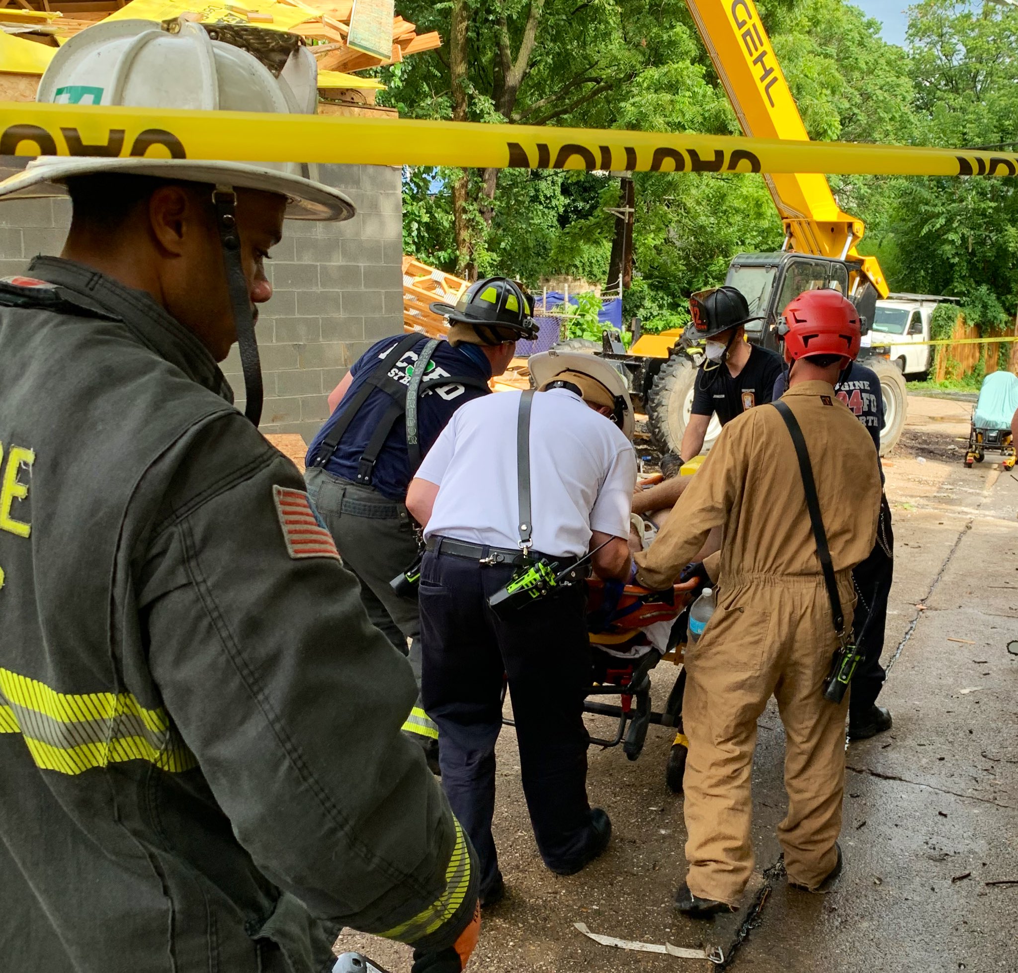 Bomberos acudieron ayudar a los trabajadores que se encontraban lesionados/ Fotos: Twitter: @dcfireems