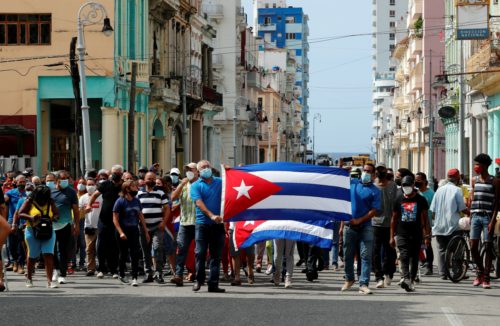 Un grupo de personas responden a manifestantes frente al capitolio de Cuba hoy, en La Habana (Cuba) / EFE