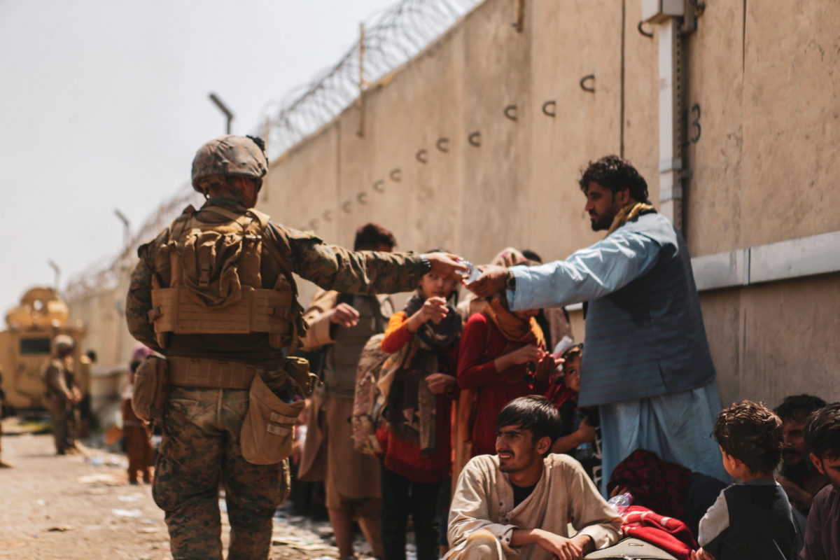 Crisis en Afganistán: Más de 10 mil personas en el Aeropuerto de Kabul a la  espera de ser rescatados | MVS Noticias