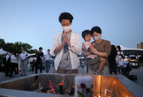 Familia reza por las víctimas de Hiroshima