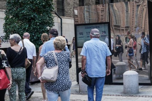 Pareja camina en Italia