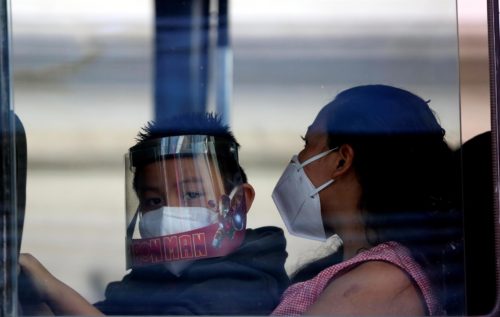 Niño con cubrebocas y careta, protección contra COVID