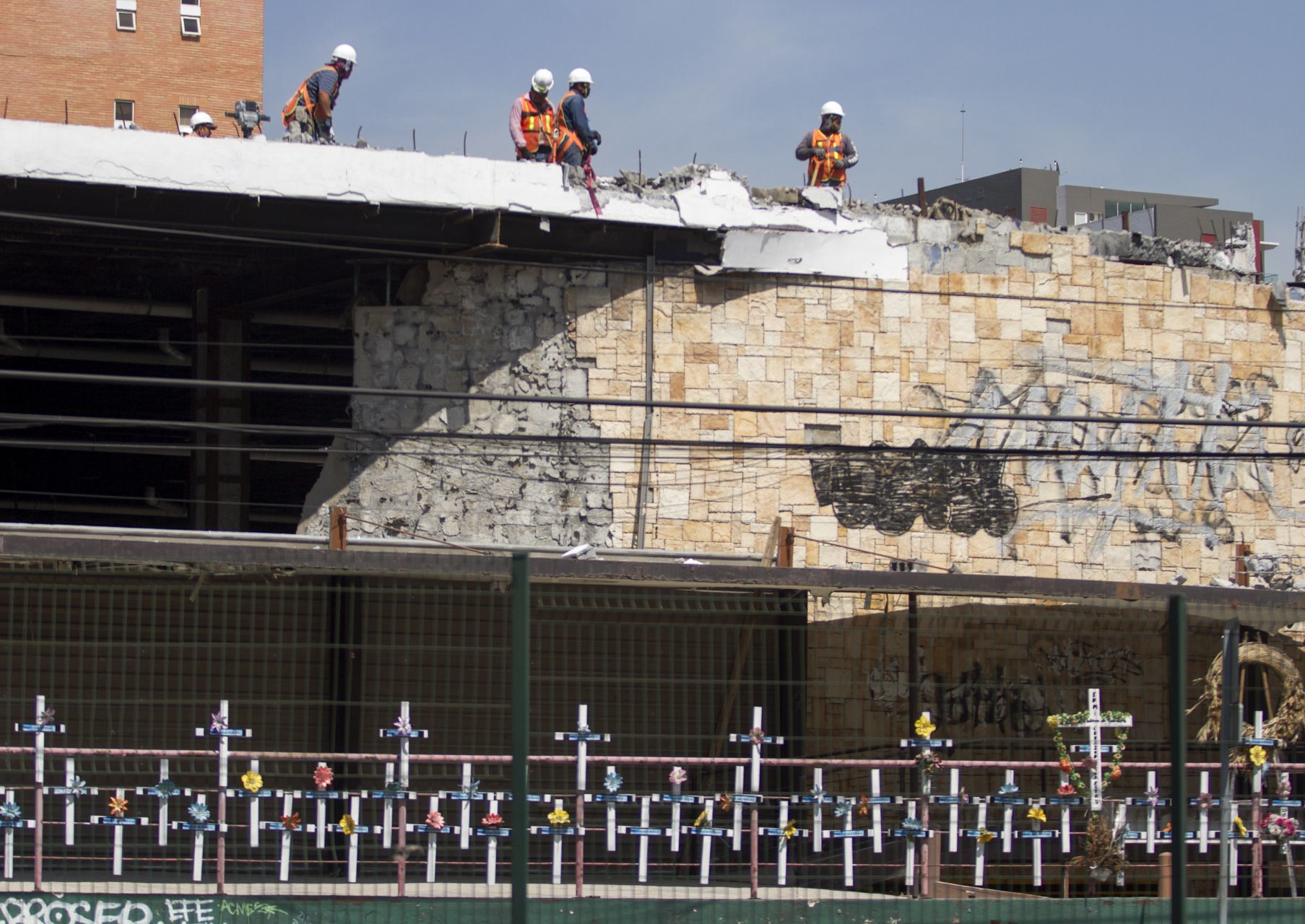 Trabajos de demolición del Casino Royale, en Monterrey/ FOTO: GABRIELA PÉREZ MONTIEL / CUARTOSCURO.COM