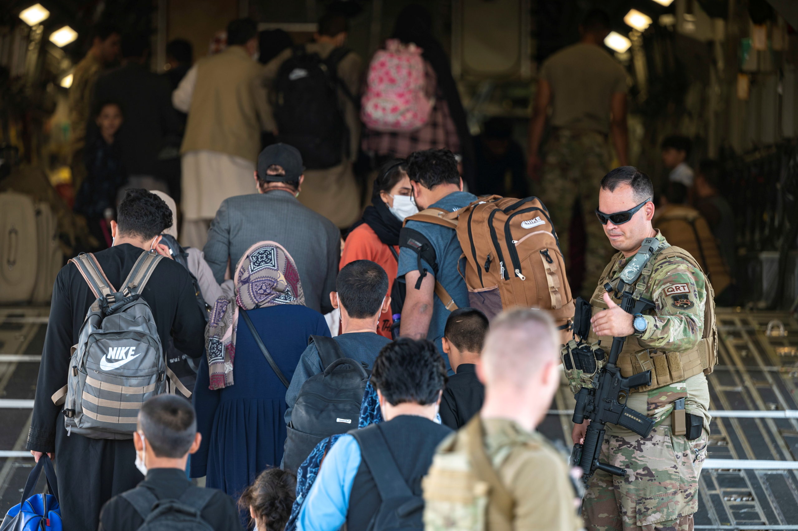 Aviadores de la Fuerza Aérea de Estados Unidos guían a los evacuados a bordo de un C-17/Foto: Reuters