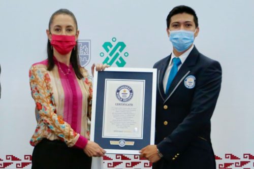 Claudia Sheinbaum recibe el certificado de récord Guinness para la Línea 2 del Cablebús