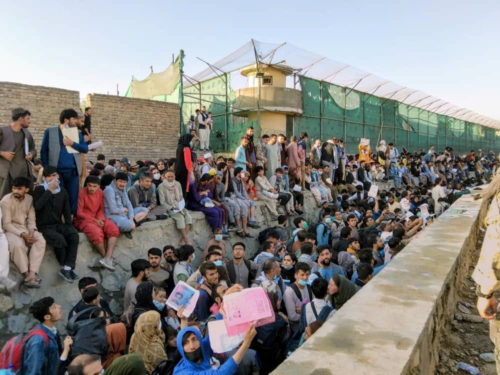 Personas en el aeropuerto de Kabul que esperan ser evacuadas