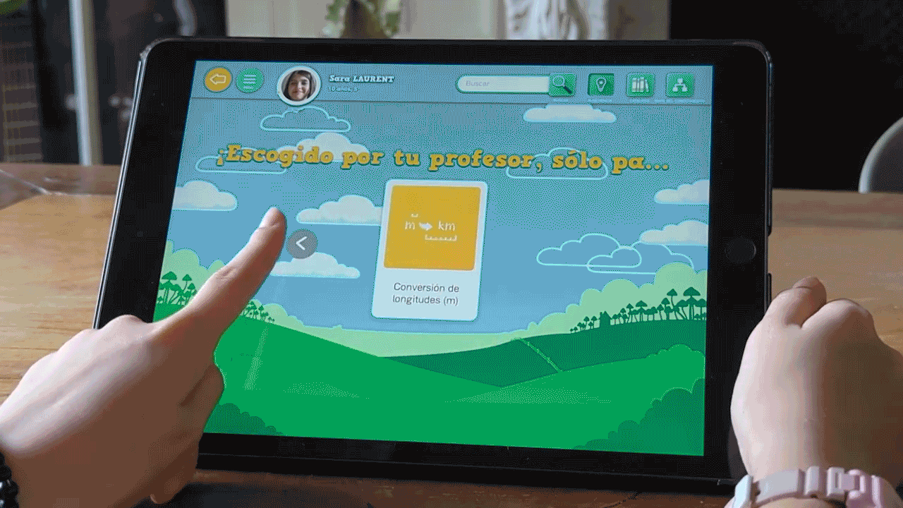 GIF que muestra a una persona usando la aplicación myBlee Math en un iPad. La app está compuesta por varios módulos. Al tocar uno de estos módulos, se abre un ejercicio en el que hay que usar una regla para encontrar la longitud de los tres lados de un triángulo y luego calcular el perímetro total.