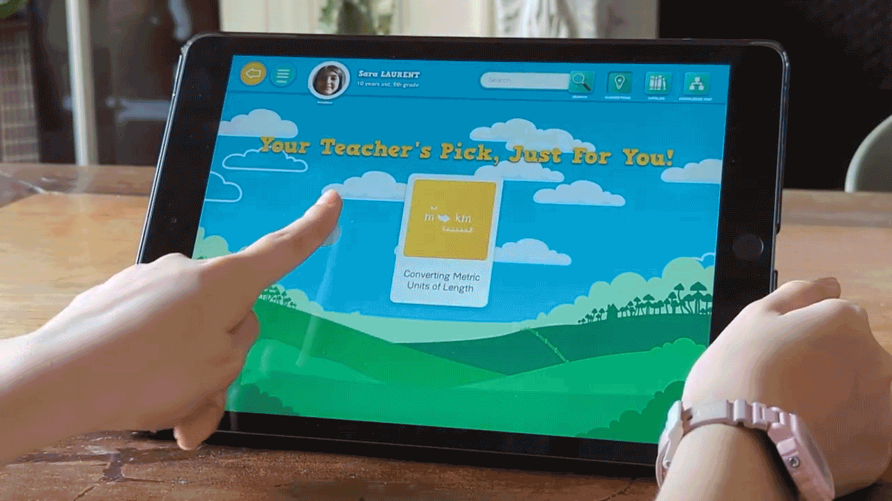Gif montrant quelqu'un manipulant l'app myBlee math sur son iPad. L'app est composé de plusieurs modules. En tapant sur l'un de ces modules on ouvre un exercice ou il faut manipuler une règle pour trouver la longueur des 3 côtés d'un triangle puis le périmètre total.