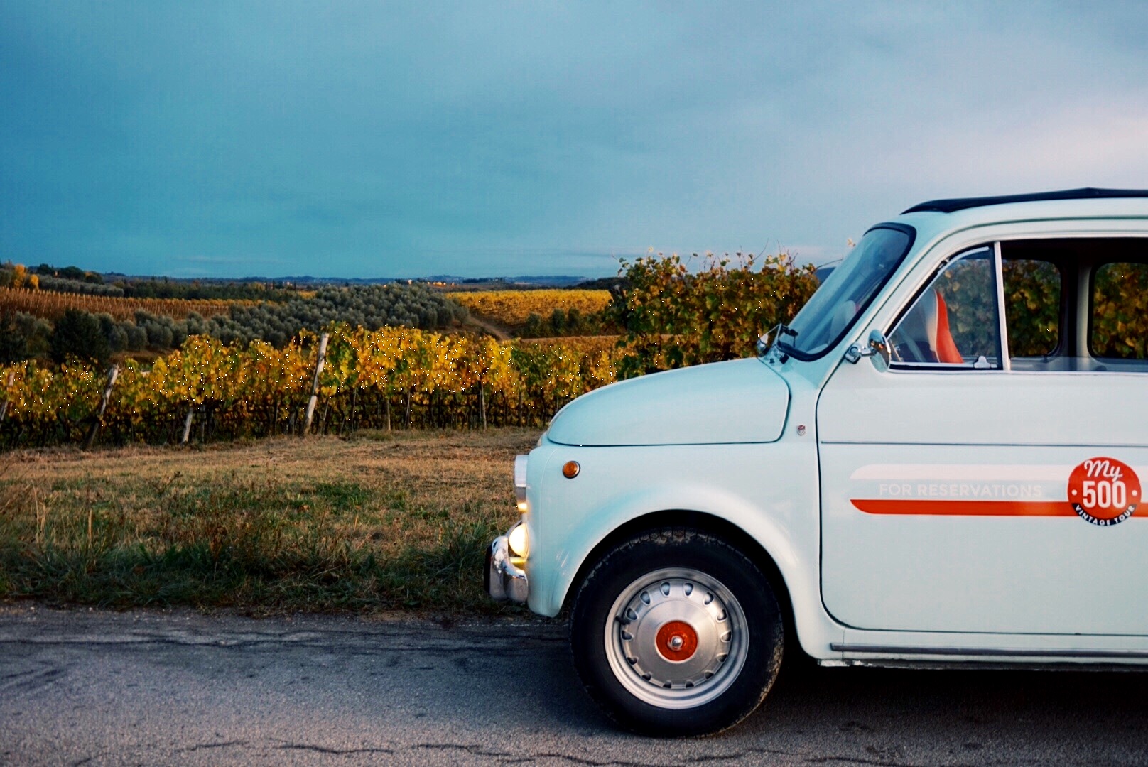 In einem alten Fiat 500 durch das Chianti fahren