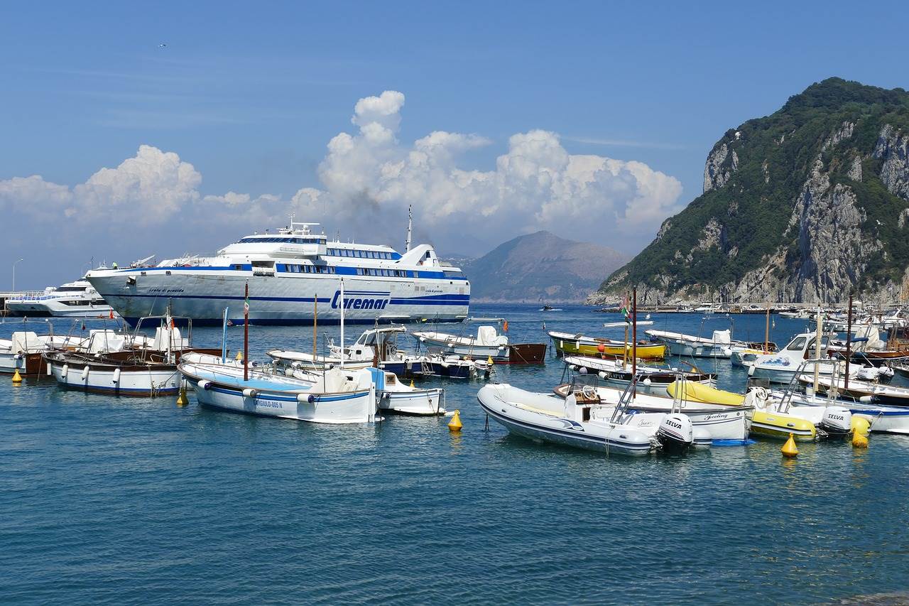 ¿A qué distancia está Capri de Nápoles?