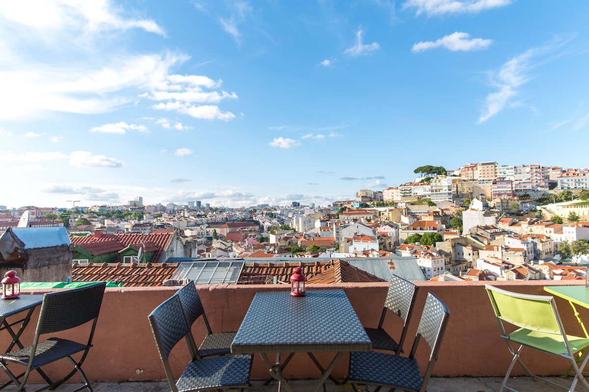 Sunrise Rooftop Breakfast & Miradouros Walk
