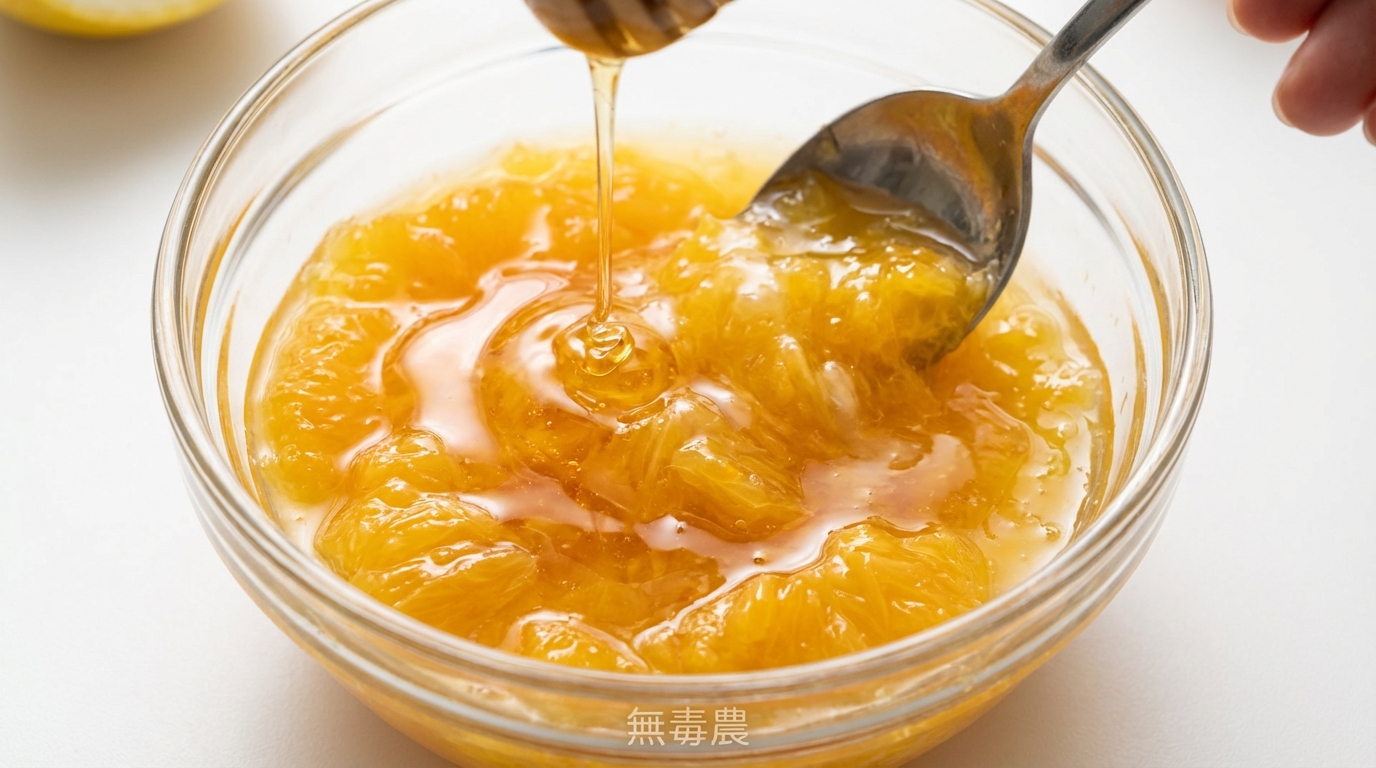 將蜂蜜與檸檬汁加入帝王柑果肉中攪拌均勻