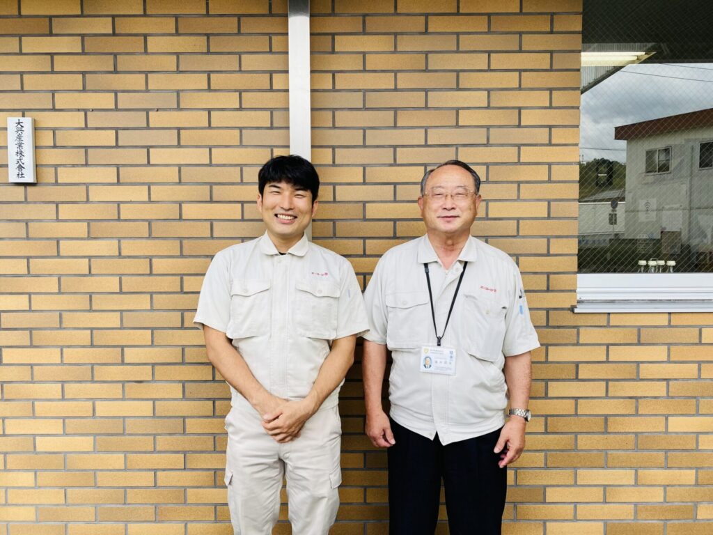 インタビューに答える専務の片山さんとシニア・アドバイザーの酒井さん