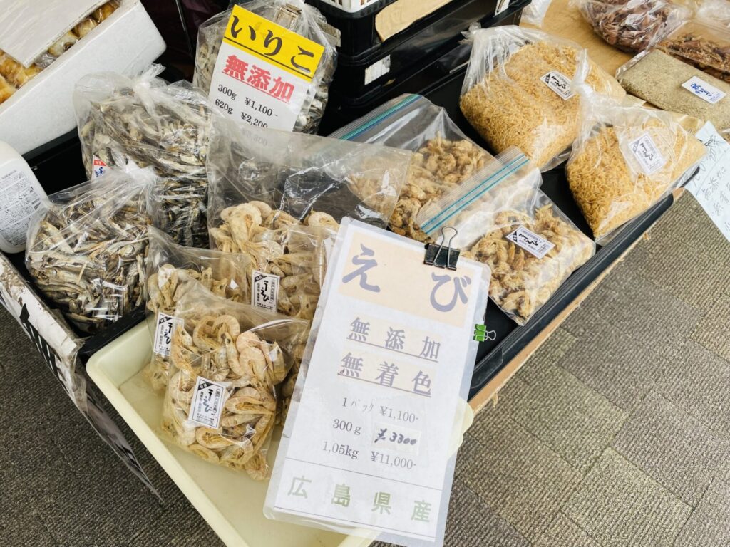 店頭に並べられた沢山の商品、えび、いりこ等が並びます