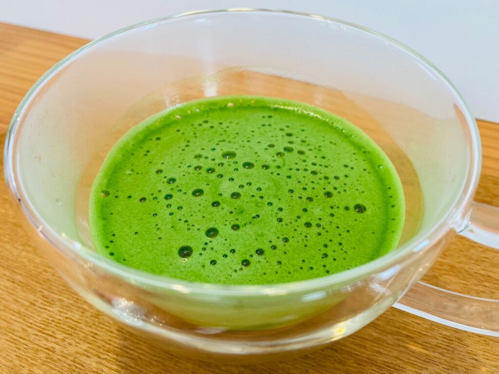 グラスに注がれたホットの抹茶ラテ