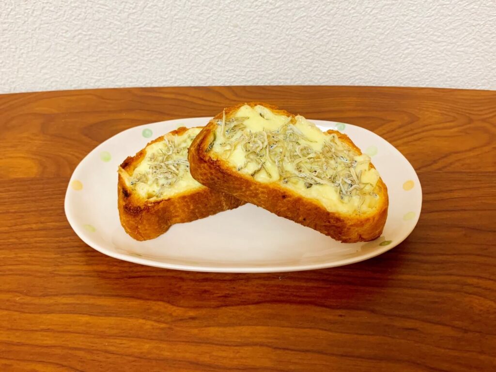 パンにチーズとちりめんじゃこを乗せて焼いたもの