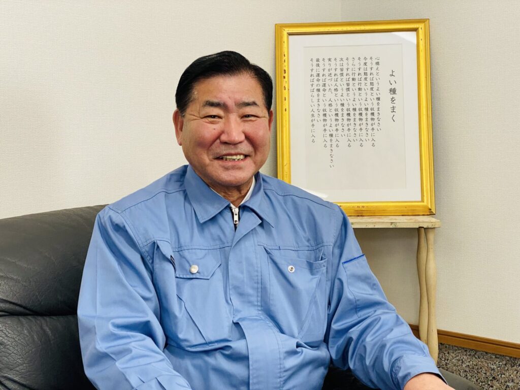 会長の東山さんがインタビューに答えている様子