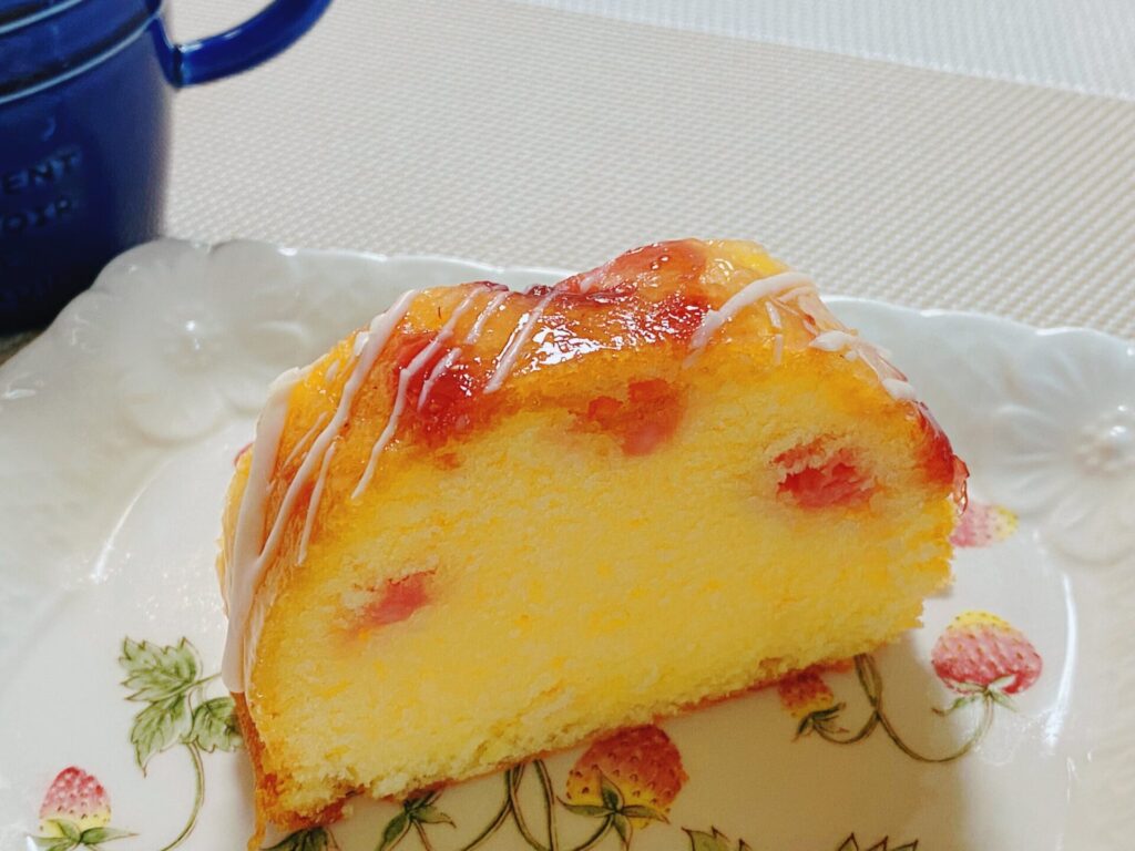 一切れにカットされたパウンドケーキ