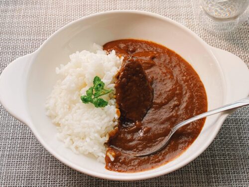 【幻の神石牛カレー】ギフトにもおすすめ！高級レトルトカレー