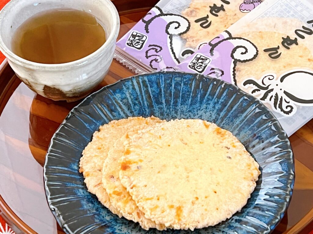 お皿に盛られたたこせんと温かいお茶の写真