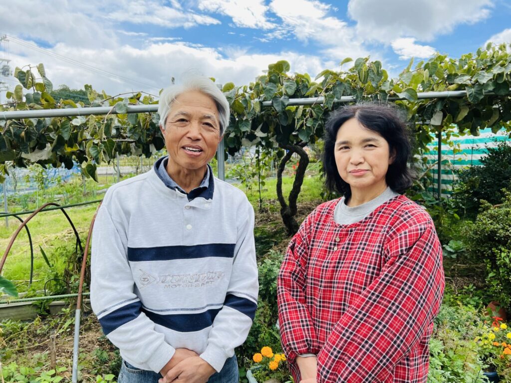 井上さんご夫妻が並んで微笑んでいる様子