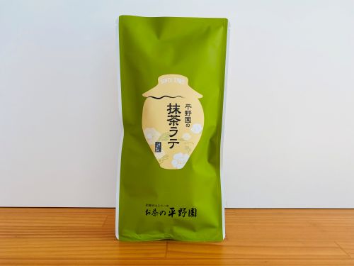 抹茶色のパッケージの中央には薄橙色の茶壺のイラストが配置、その上に「平野園の抹茶ラテ」と黒文字で書かれている。