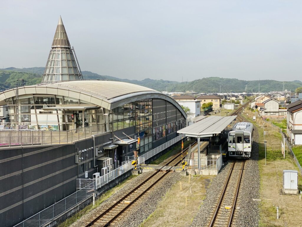 井原駅と井原電鉄を走る電車の写真