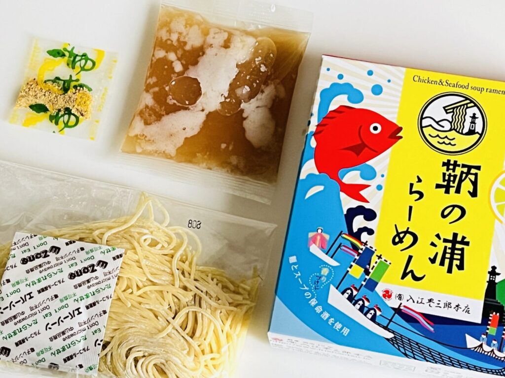 鞆の浦らーめんのパッケージと中身の麺、スープ、柚子パウダーを並べて撮った写真