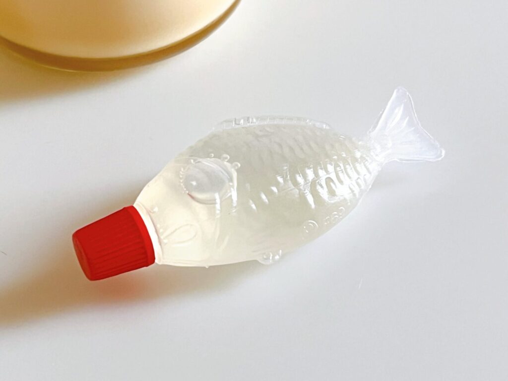 魚の形をした醤油さしに入ったレモンシロップの写真