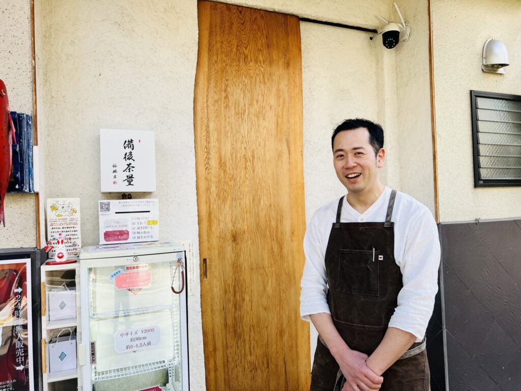 備後茶量の亭主 高田さんが笑顔でインタビューに答える写真