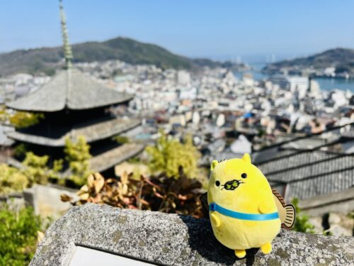 五重塔をバックにした『にゃモン ぬいぐるみストラップ』の写真