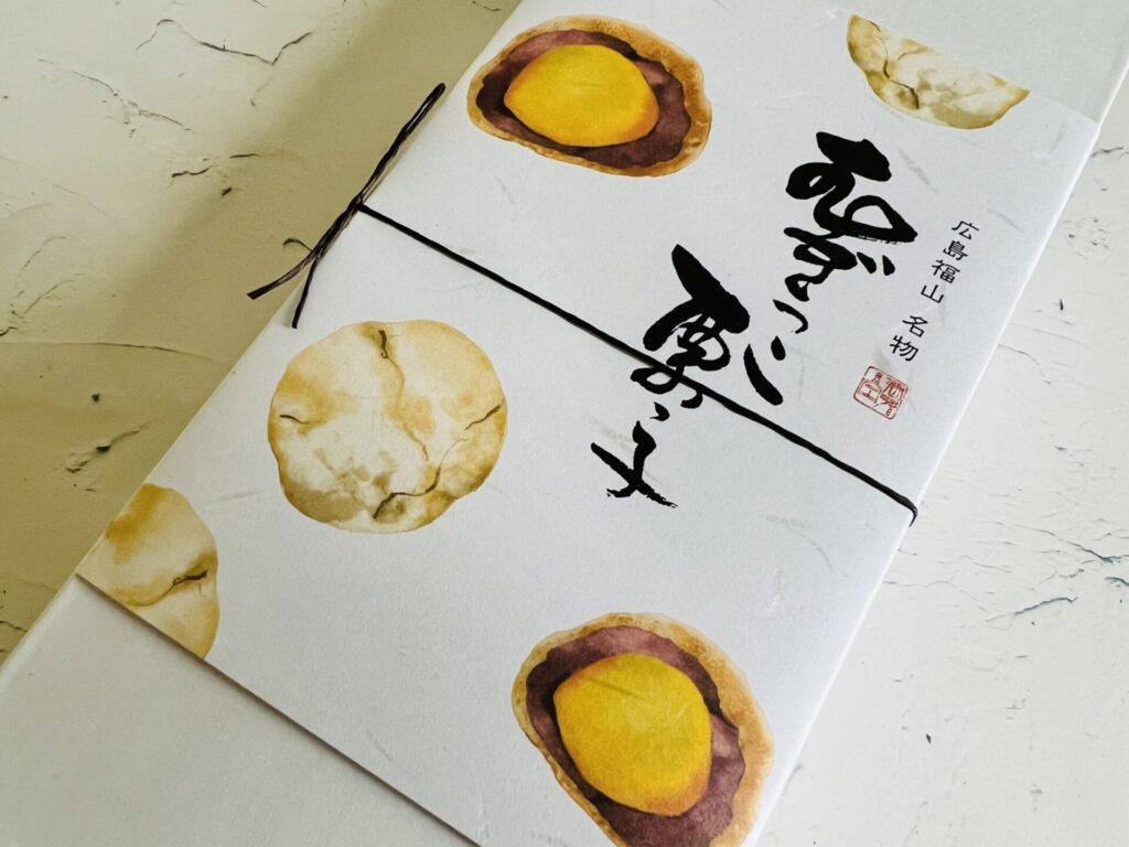 パッケージの写真、広島福山名物 むぎっこ栗っ子という文字とお菓子のイラストが書いてあります