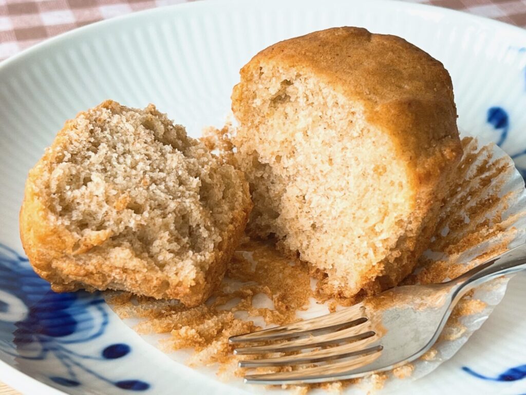 豆腐マフィンを食べている写真