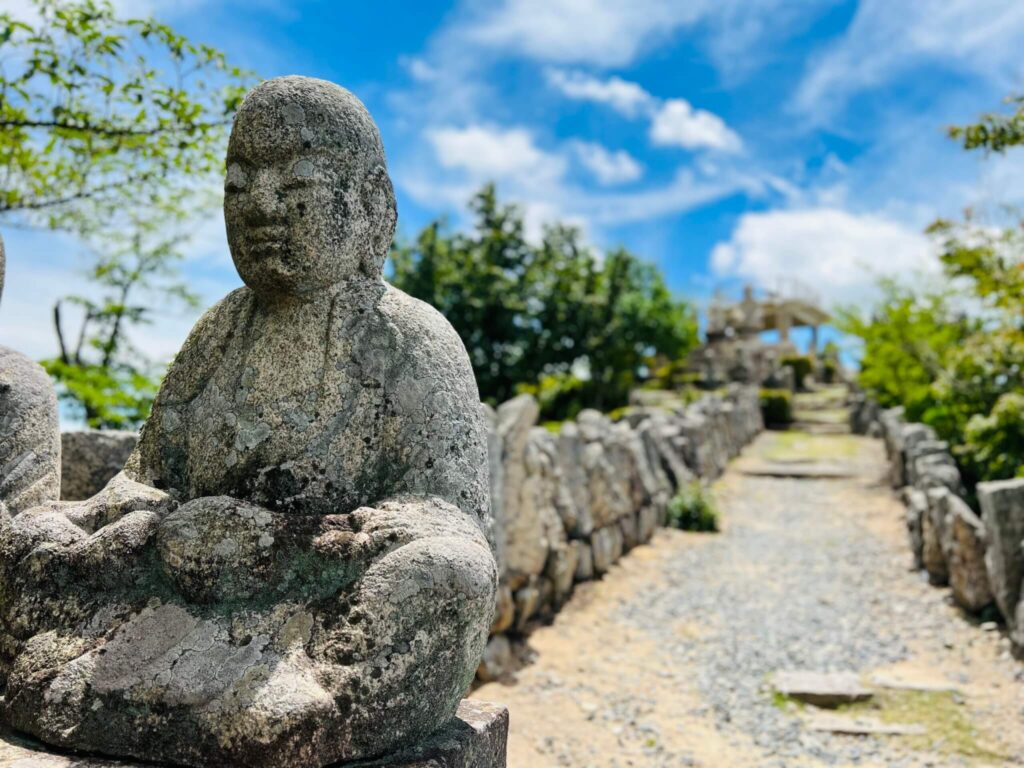 青空をバックにした石仏のアップ写真