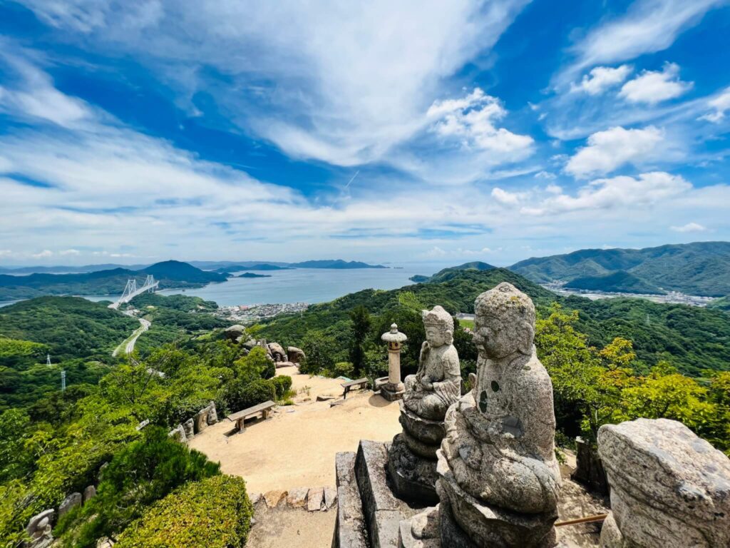 因島大橋や瀬戸内の島々が見渡せる写真