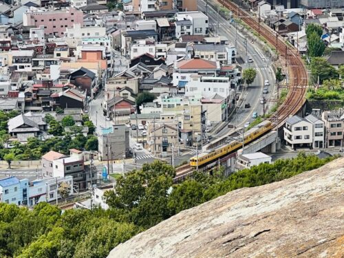 浄土寺山不動岩から見る山陽本線