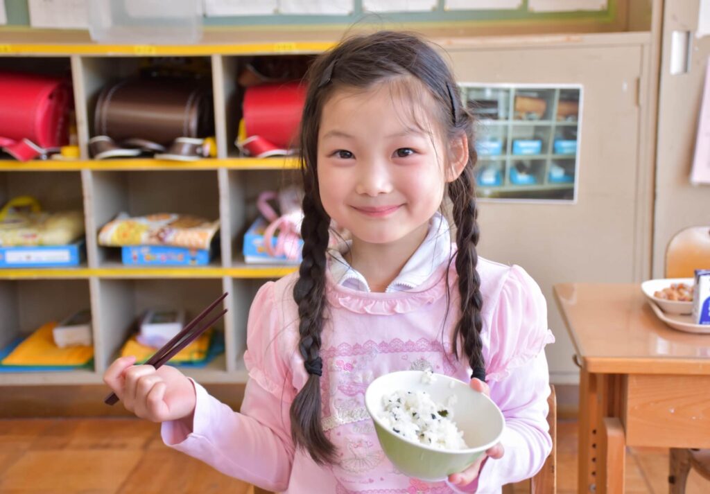 子供がお茶碗を持っている写真