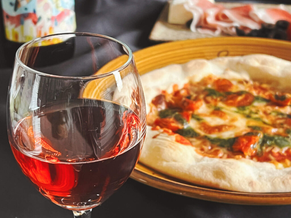 グラスに注がれたワインとピザ
