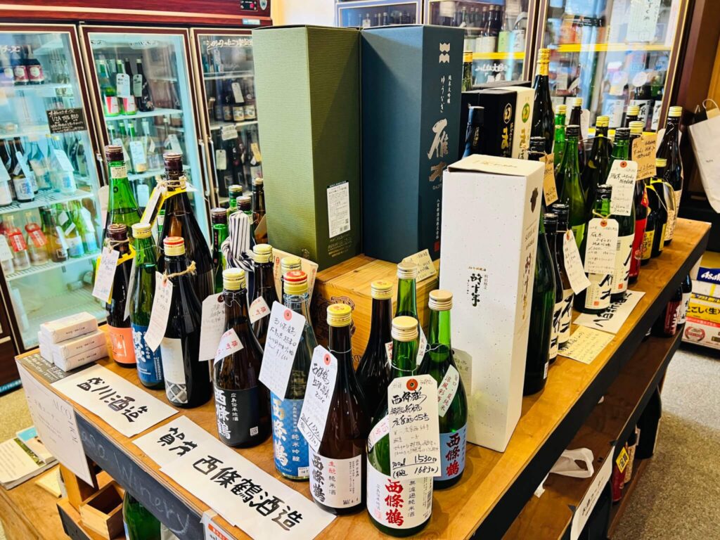 たくさんの銘柄の日本酒が並ぶ写真