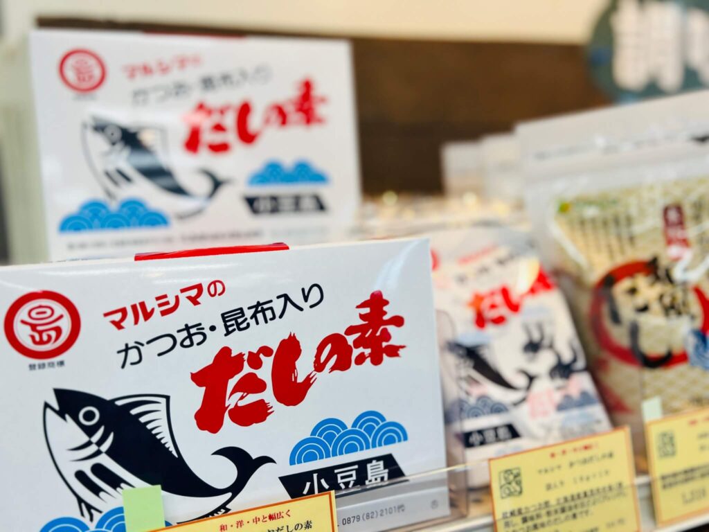 マルシマのだしの素が店頭で販売されている様子