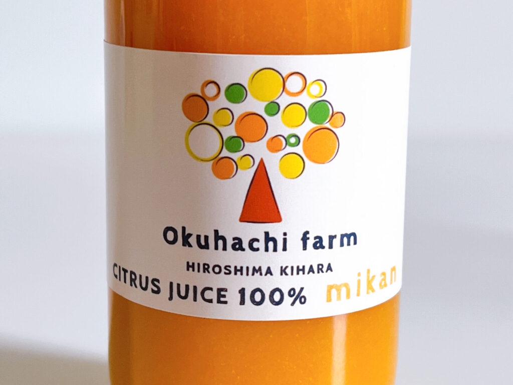 ジュースのラベルの写真「Okuhachi farm HIROSHIMA KIHARA CITRUS JUICE 100% mikan」と書いてある