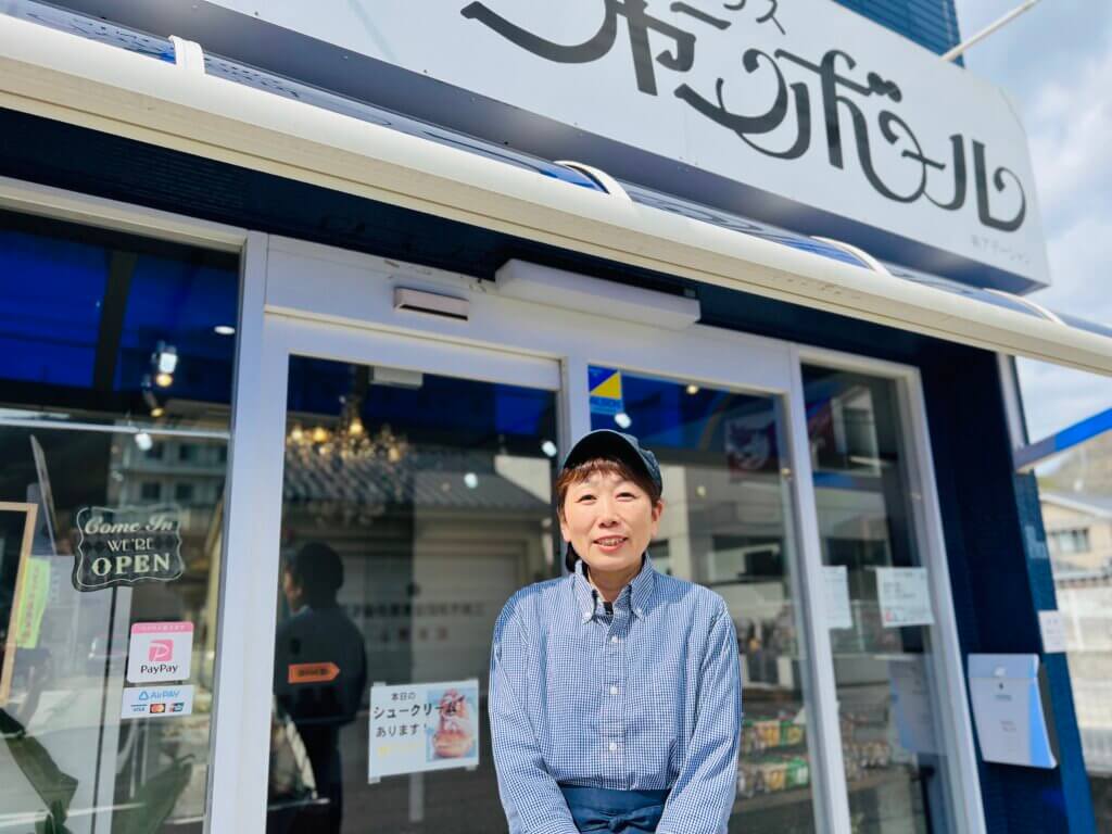 お店の前でインタビューに答える田尻さん