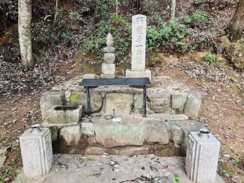 那須与一の墓(岡山・井原)