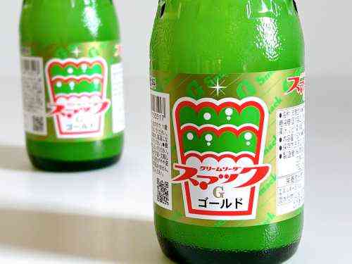 緑色の瓶にラベルが貼られていて、クリームソーダをイメージしたと思われるイラストの上に昭和レトロなフォントで「クリームソーダ スマックゴールド」と書かれている。