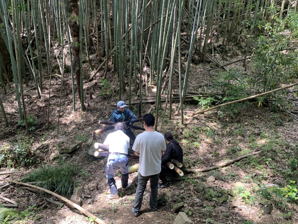 竹林の整備をしている協力者のみなさん